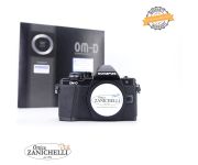 Olympus OM-D E-M10 II 7780 Scatti  + Grip ECG-3 Usato 