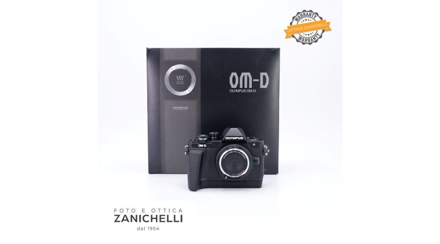 Olympus OM-D E-M10 II + Olympus FishEye 9mm f/.8 7590 Scatti Usato 