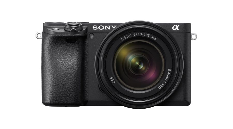 Sony α Alpha 6400 con obiettivo 18-135mm, mirrorless APS-C con Real-Time Eye AF